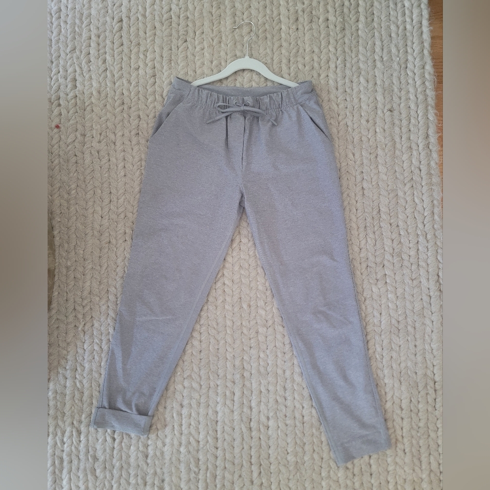 Lululemon on the fly 7/8 pant, gray, size 4
